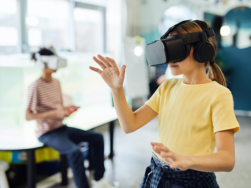 two kids wearing VR-goggles exploring Virtual Reality